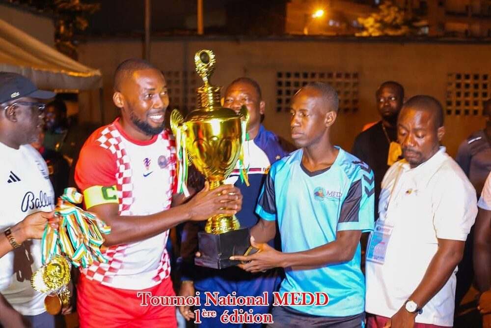 Remise du trophée du Tournoi National du MEDD